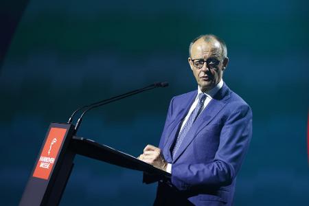 Kanzler Merz muss sich auf der Messe auch Kritik aus der Industrie anhören.