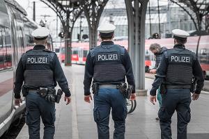 Symbolbild der Bundespolizei: Streife auf dem Weg zu einem Zug