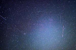 Erdnahe Satelliten sind auf Langzeitbelichtungen als Lichtspuren zu erkennen. Das bayerische Start-Up Mynaric baut Laserfunkterminals für Satelliten und ist nun von einem US-Konzern übernommen worden. (Symbolbild)