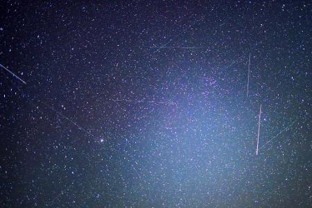 Erdnahe Satelliten sind auf Langzeitbelichtungen als Lichtspuren zu erkennen. Das bayerische Start-Up Mynaric baut Laserfunkterminals für Satelliten und ist nun von einem US-Konzern übernommen worden. (Symbolbild)