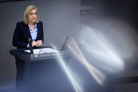 Ministerin Warken wirbt für ihre Sparvorschläge und erntet breite Proteste. (Archivbild) 