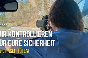 Polizeibeamtin bei einer Geschwindigkeitsmessung (Archivbild).