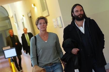 Christina Block und ihr Anwalt Ingo Bott auf dem Weg in den Gerichtssaal.