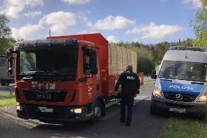 Der angehaltene Baustoff-LKW während der Kontrolle.
