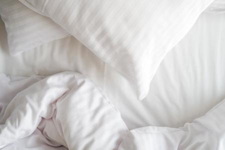 Schweiß, Hautschuppen, Flecken: Wie oft man Matratzen reinigen sollte