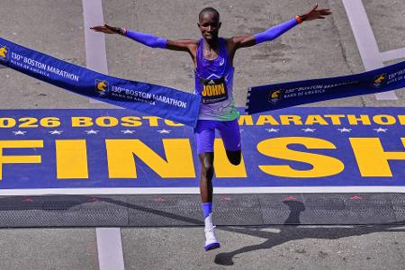 Leichtathletik: Marathon, Männer, John Korir aus Kenia durchbricht das Band und gewinnt den Boston-Marathon.