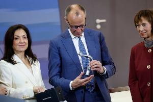 Sehen die Versorgung gesichert - Bundeskanzler Friedrich Merz und seine Wirtschaftsministerin Katherina Reiche (l).