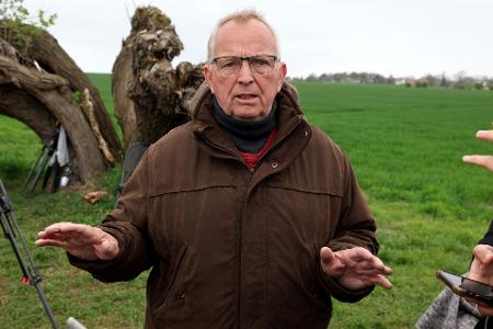 Till Backhaus (SPD), Umweltminister des Landes Mecklenburg-Vorpommern, hat sich in der Nacht mit Experten der Fischereiaufsicht einen Eindruck vom Zustand des Wals verschafft. (Archivbild)