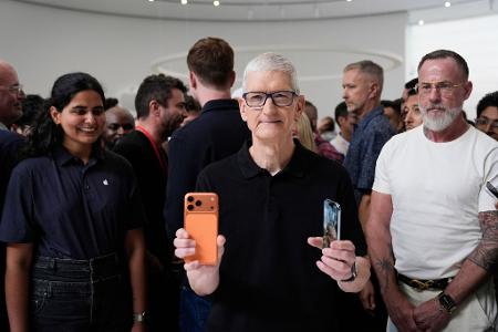 Unter Tim Cook als Konzernchef trieb das iPhone maßgeblich das Apple-Geschäft an. (Archivbild) 