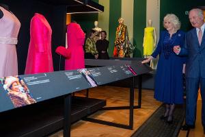 König Charles und Königin Camilla besuchen Queen-Modeausstellung