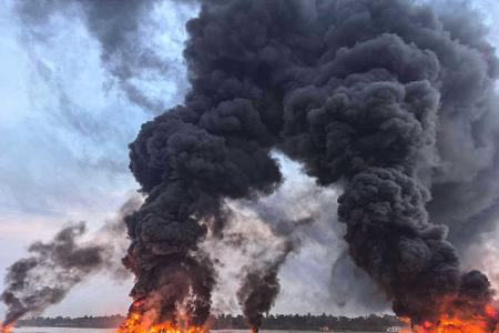 Zahlreiche Schiffe gingen in Flammen auf.