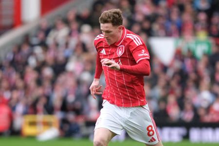 MITTELFELD: Elliot Anderson (Nottingham Forest) - Greift der FC Bayern für die Verpflichtung eines neuen zentralen Mittelfeldspielers im Sommer tief in die Tasche? Ein Bericht der englischen 'Daily Mail' legt solche Gedankenspiele zumindest nahe. Der Zeitung zufolge bekundet der Rekordmeister Interesse an Elliot Anderson von Nottingham Forest. Nicht weniger als 80 Millionen Euro sollen für den 23-Jährigen fällig werden.