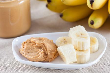 Bananen mit Erdnussbutter