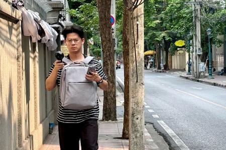 Viele nutzen Handventilatoren, um sich die Hitze auszuhalten.