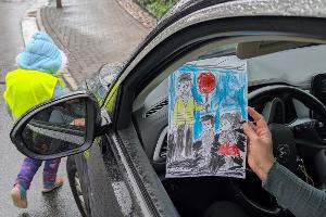 Die Kinder überreichten den zu schnell fahrenden Verkehrsteilnehmenden selbst gestaltete Ausmalbilder.