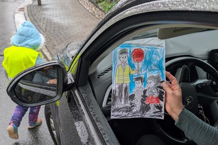 Die Kinder überreichten den zu schnell fahrenden Verkehrsteilnehmenden selbst gestaltete Ausmalbilder.
