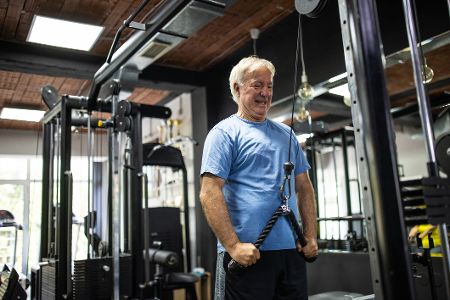 Älterer Mann beim Kraftsport