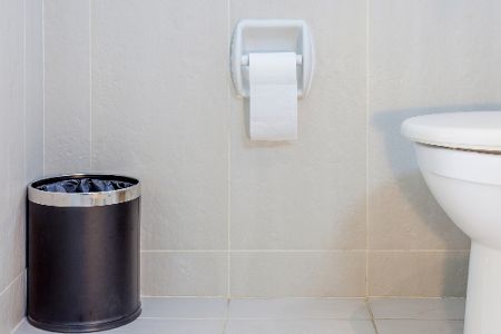 Toilette und Mülleimer im Bad