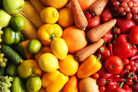 Obst und Gemüse farblich sortiert