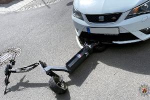 An der Einmündung "An der Kalause" stießen der Pkw und der E-Scooter zusammen. Der Rollerfahrer zog sich Verletzungen zu.