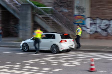 Zwei Polizeibeamte bei einer Verkehrskontrolle