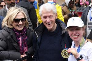 Bill, Hillary und Chelsea Clinton: Familienfest beim Boston-Marathon