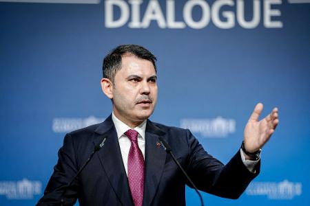 Der türkische Umweltminister Murat Kurum nutzt die Berliner Bühne für einen Appell.