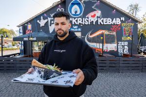 Dönerketten-Chef Sergen Kolcu vor einer seiner Filialen in Bielefeld.
