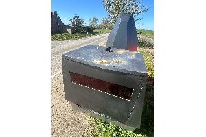 Die Außenverkleidung des Anhängers wurde im oberen Bereich beschädigt.