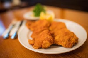 Beim Schnitzel soll mehr Klarheit über die Tierhaltungsform kommen. (Archivbild)  