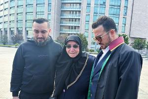 Die Hinterbliebenen der in Istanbul verstorbenen Familie aus Hamburg sind zum Prozessauftakt in Begleitung ihres Anwalts Yasar Balci (rechts) erschienen. 