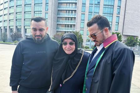 Die Hinterbliebenen der in Istanbul verstorbenen Familie aus Hamburg sind zum Prozessauftakt in Begleitung ihres Anwalts Yasar Balci (rechts) erschienen. 