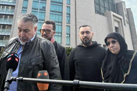 Die Hinterbliebenen der vierköpfigen Familie erhoffen sich ein hohes Strafmaß für die Angeklagten. 
