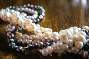 Perlen, Zehenringe und mehr: Die großen Schmucktrends im Frühling