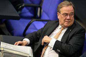 Armin Laschet im Plenarsaal des Bundestags - inzwischen trägt er eine Armstütze (Archivfoto)