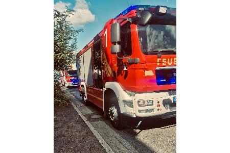 Viele Einsatzfahrzeuge waren auf der Hauptstraße in Bereitschaft.