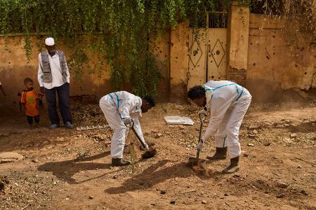 Mitarbeiter der Forensic Medicine Corporation exhumieren in Omdurman im Sudan die Leiche eines Mannes, der 2023 von der paramilitärischen Gruppe Rapid Support Forces (RSF) getötet wurde.