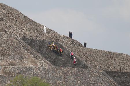 Gerichtsmediziner entfernen die Leiche eines Opfers von einer Pyramide in Mexiko, nachdem ein Bewaffneter hier das Feuer eröffnet hatte.