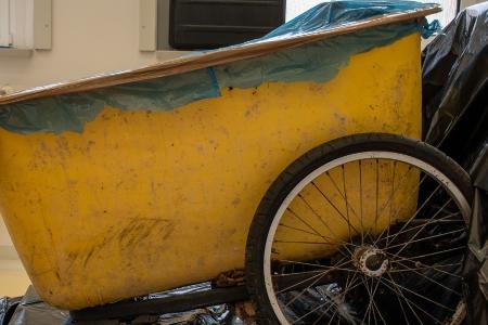 Wer kann Angaben zur gelben Kiste bzw. Mörtelwanne machen?