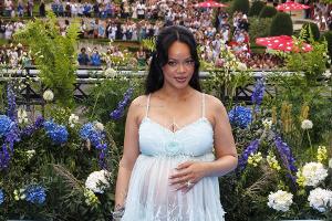 Auf Magazincover: Rihanna zeigt erstmals Tochter Rocki