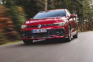 VW Golf GTI auf einer Landstraße, aufgenommen in der Bewegung, frontal fotografiert.