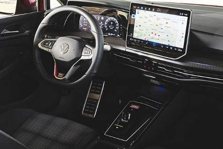 Innenraum und Cockpit eines VW Golf GTI RG25 mit Digitalinstrumenten und großem Infotainment-Display.