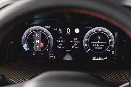 Digitales Kombiinstrument eines VW Golf GTI, aufgenommen hinter dem Lenkrad. Das Display zeigt Drehzahlmesser, Geschwindigkeit, Verbrauch und weitere Fahrzeuginformationen.
