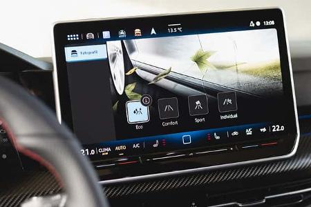 Zentraldisplay des VW Golf GTI mit Fahrprofilauswahl (Eco, Comfort, Sport, Individual) und Klimaeinstellungen.