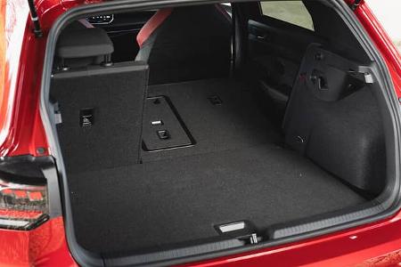 Kofferraumansicht eines VW Golf GTI (Modell RG25) mit umgeklappter Rückbank, aufgenommen von hinten.