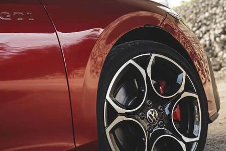 Detailaufnahme des Vorderrads und Kotflügels eines VW Golf GTI RG25, Modelljahr vermutlich 2025. Das Bild zeigt die markante GTI-Plakette am Kotflügel und das sportliche Leichtmetallrad mit roten Bremssätteln.
