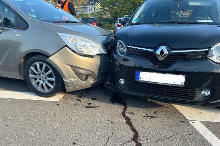 Autos kollidierten auf Kreuzung