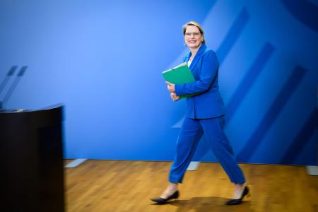 Bundesjustizministerin Stefanie Hubig will punktuelle Änderungen an der Praxis des Versorgungsausgleichs vornehmen. (Archivfoto)