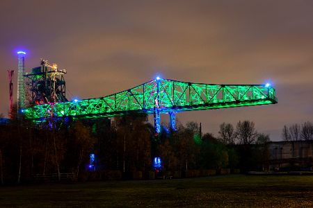 Beleuchteter Kran im Park in Duisburg