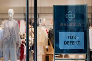 Galeria-Chef Hellenbock räumt Schwankungen der Liquidität ein.